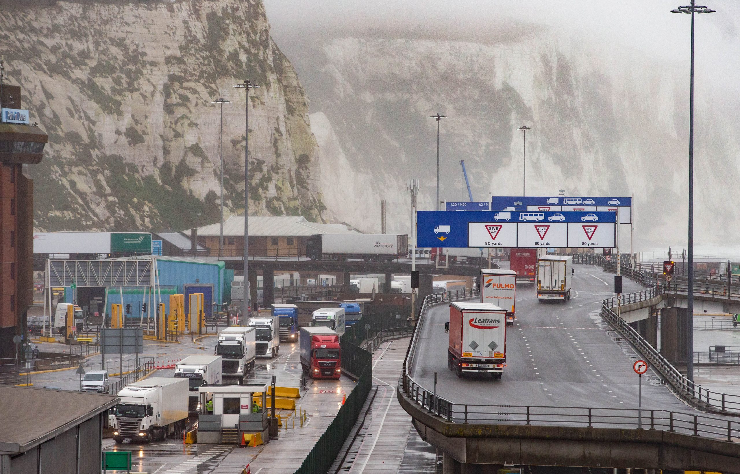 Britanicii sunt îngrijorați că rămân fără alimente după ce au fost izolați de teama noii tulpini de coronavirus