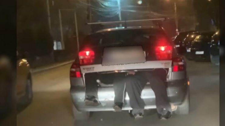 O șoferiță și-a transportat soțul aflat în stare de ebrietate în portbagajul mașinii. Reacția Poliției. VIDEO