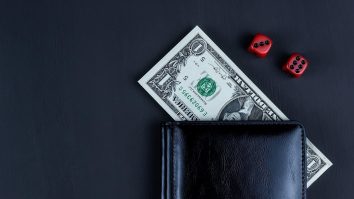 Mai săraci, dar mai cinstiți! Ce a făcut o româncă după ce a găsit un portofel cu 19.000 de euro