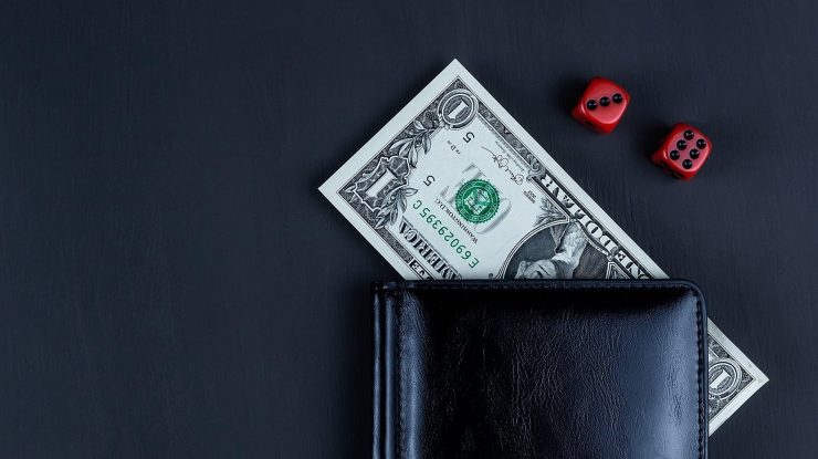 Mai săraci, dar mai cinstiți! Ce a făcut o româncă după ce a găsit un portofel cu 19.000 de euro