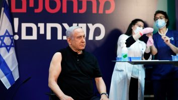 Primul israelian vaccinat împotriva COVID-19. La ei, ca la noi: cu liderii în față