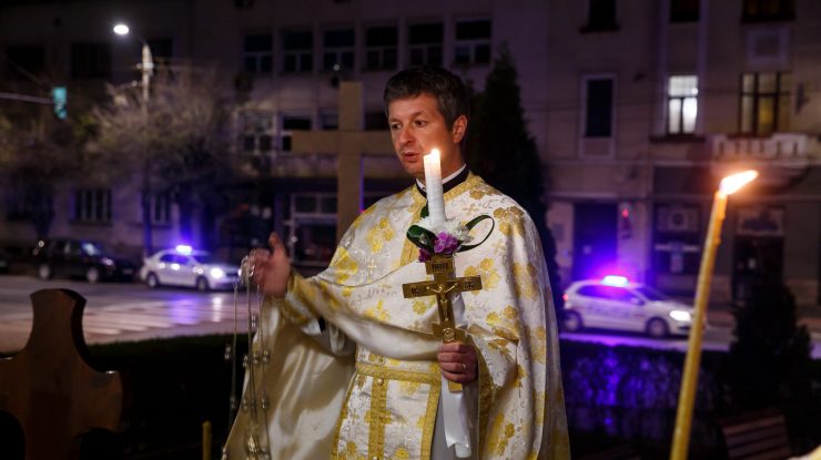 Reguli stricte pentru slujbele de Crăciun și Anul Nou. Preoții vor intra în casele oamenilor doar la cererea insistentă a enoriașilor