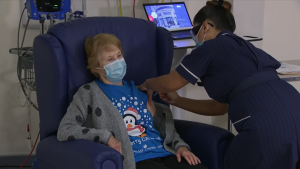 Prima persoană din lume care primește vaccinul anti-COVID are 90 de ani: „Dacă eu pot, puteți și voi” VIDEO