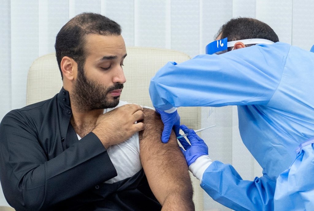 Prinţul moştenitor al Arabiei Saudite, primul din regat care a fost vaccinat anti-Covid-19. Momentul a fost filmat. VIDEO