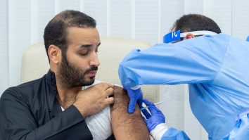 Prinţul moştenitor al Arabiei Saudite, primul din regat care a fost vaccinat anti-Covid-19. Momentul a fost filmat. VIDEO