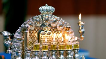 Evreii intră în sărbătoarea luminilor, Hanuka. Timp de 8 zile vor aprinde lumânări într-un sfeşnic cu 8 braţe