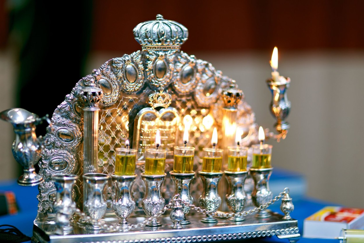Evreii intră în sărbătoarea luminilor, Hanuka. Timp de 8 zile vor aprinde lumânări într-un sfeşnic cu 8 braţe