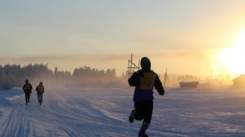 VIDEO. Satul în care copiii merg pe jos la școală, la minus 51 de grade Celsius