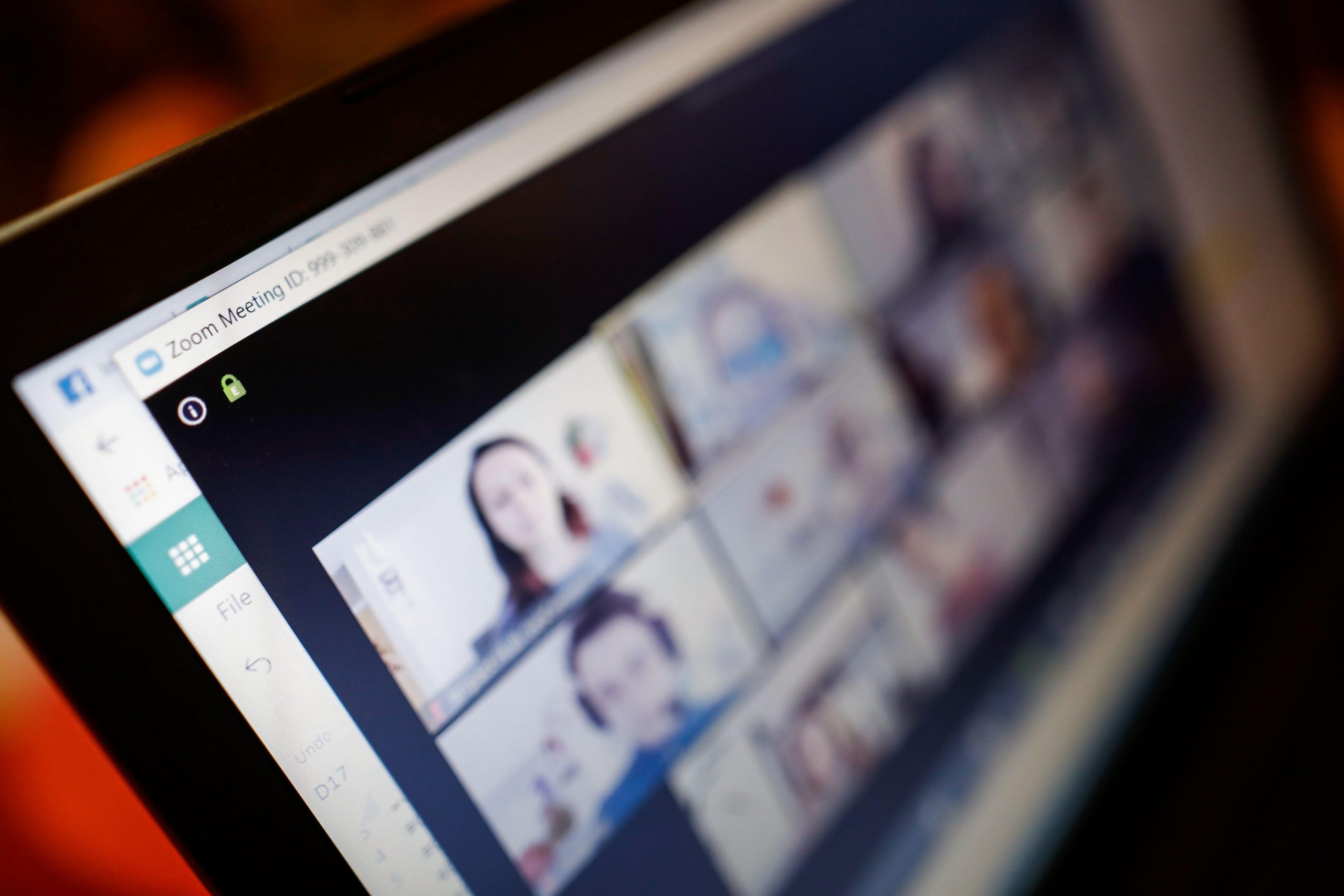 Un elev de 11 ani din SUA s-a sinucis în timpul orelor online