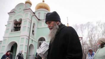 VIDEO. Polițiștii ruși au reținut un preot anti-Covid, care încuraja copiii să se sinucidă. Măicuțele i-au sărit în apărare