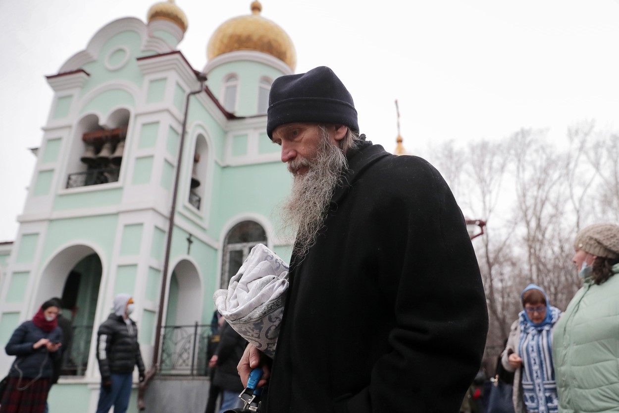 VIDEO. Polițiștii ruși au reținut un preot anti-Covid, care încuraja copiii să se sinucidă. Măicuțele i-au sărit în apărare