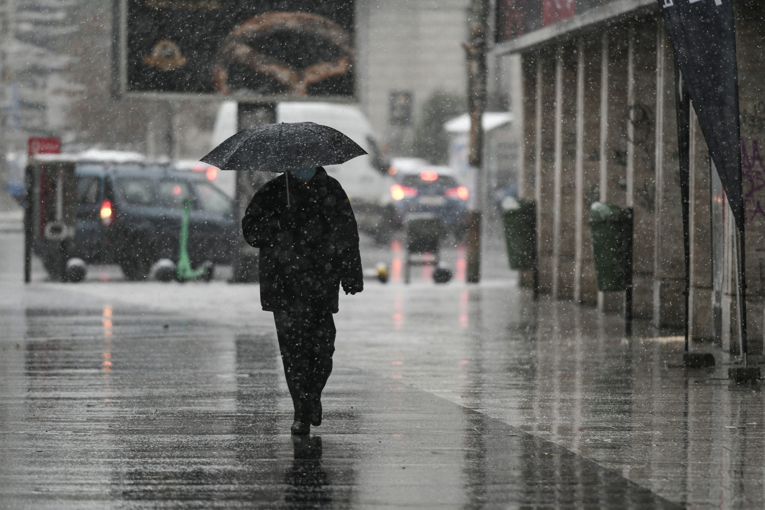 METEO. Avertizare COD GALBEN de vreme rea începând de sâmbătă. Ploi torențiale și ninsori în majoritatea țării