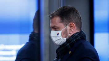 Un premier din UE, testat pozitiv la COVID-19, după după ce a participat la summit-ul UE unde s-ar fi infectat și Macron