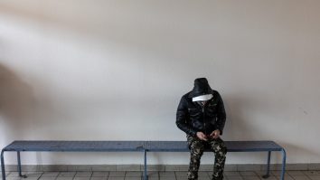 Doi români din Franța au fost înjunghiați în plină stradă după ce au vorbit în limba română