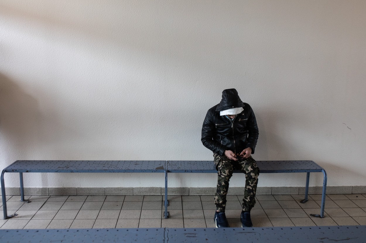 Doi români din Franța au fost înjunghiați în plină stradă după ce au vorbit în limba română