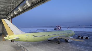 Rusia lansează primul avion de pasageri post-sovietic, cu motoare produse intern
