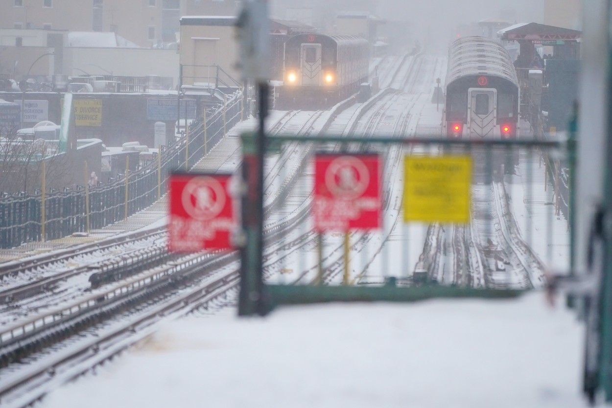 Iarna pe ulița din New Yok. Comitatul Broome a bătut recordul, cu un strat de zăpadă de 107 centimetri