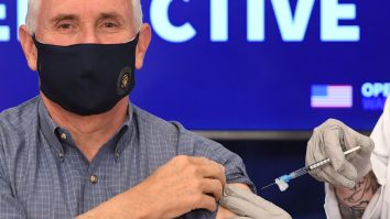 Mike Pence și soția sa, Karen, s-au vaccinat în direct  pentru „a întări încrederea” americanilor