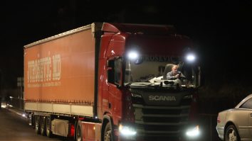 Șofer român de TIR, blocat la intrarea în UK: „Mai avem provizii pentru cel mult două zile. Nu ai condiții, e mizerie”