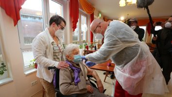 O femeie de 101 ani a fost prima persoană vaccinată  din Germania