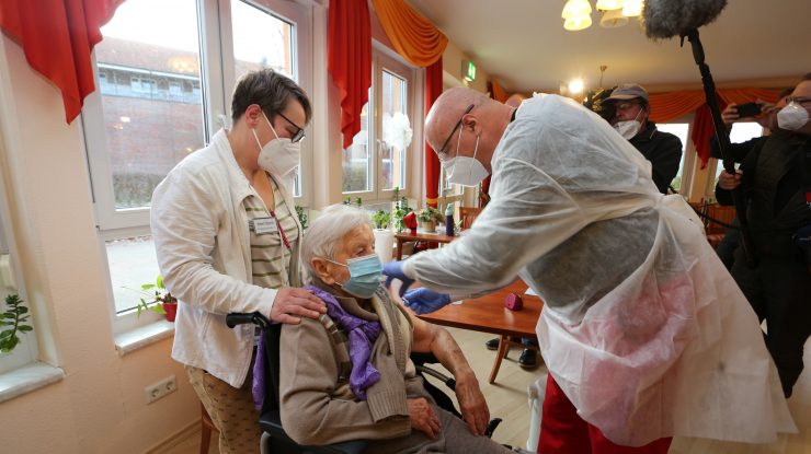 O femeie de 101 ani a fost prima persoană vaccinată  din Germania