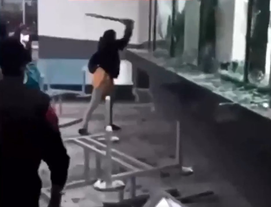 Mii de angajați de la o fabrică Apple din India au protestat violent. Se plâng că nu și-au primit salariile în ultimele 4 luni