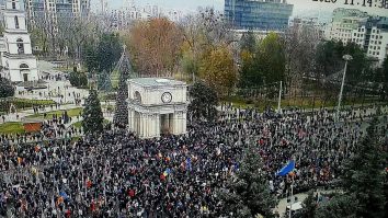 Protest în Chișinău. Câteva mii de moldoveni cer demisia Guvernului și organizarea alegerilor anticipate