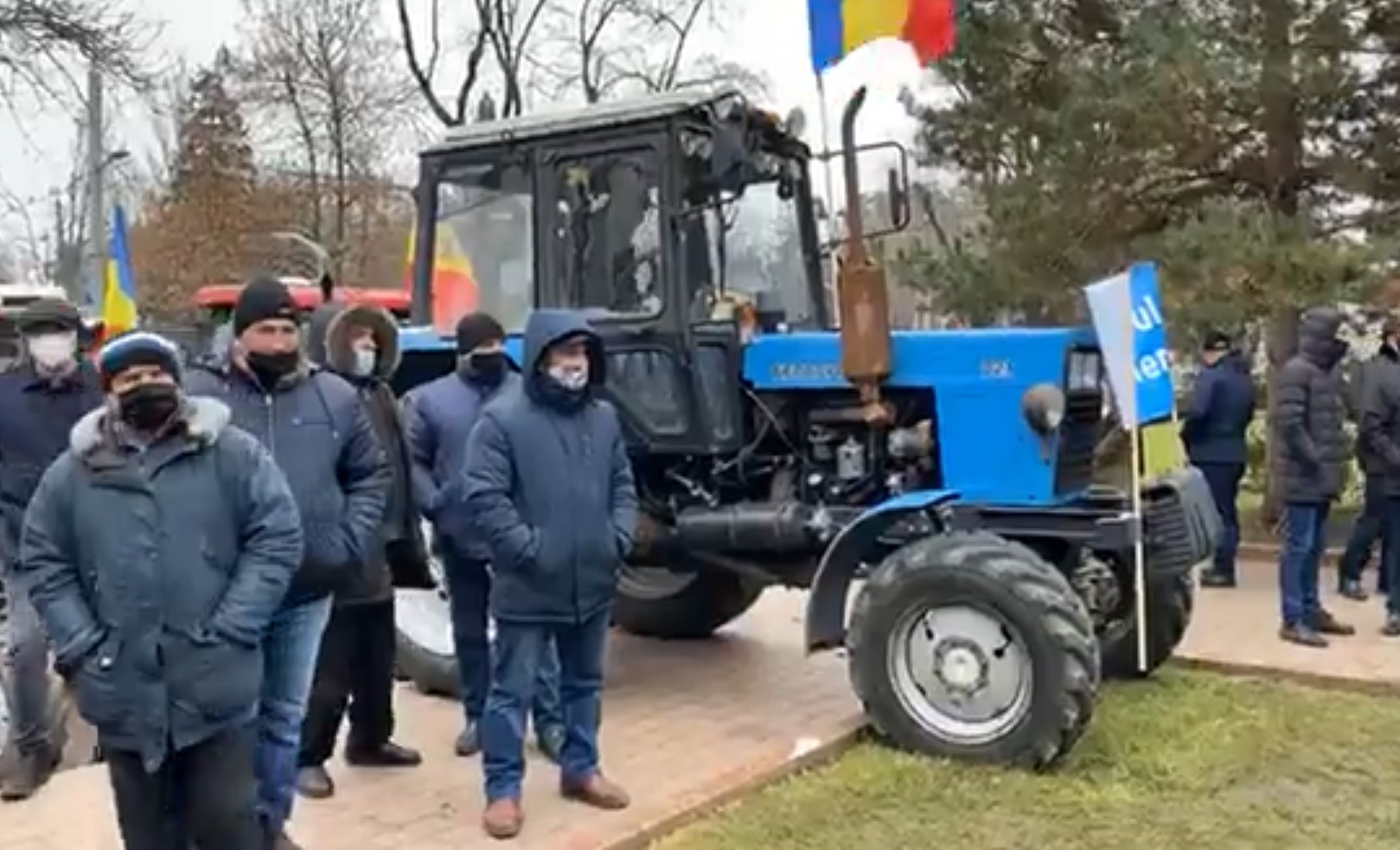 VIDEO Zeci de fermieri din Republica Moldova au blocat intrarea Parlamentului cu tractoarele, în semn de protest