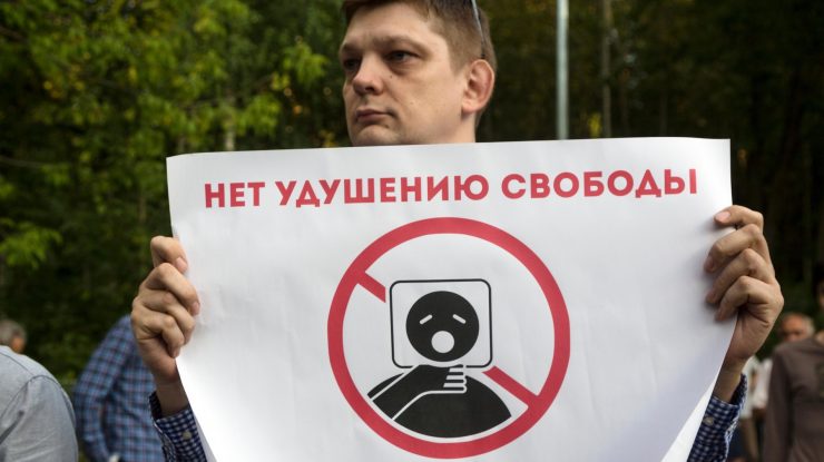 Parlamentarii ruși adoptă o lege pentru restricționarea site-urilor care „discriminează mass-media din Rusia”