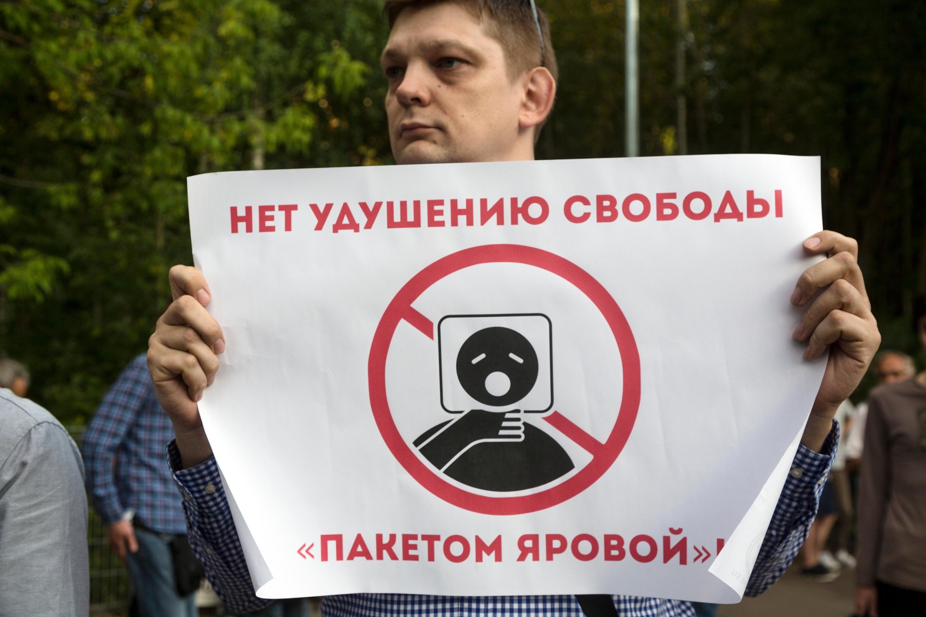 Parlamentarii ruși adoptă o lege pentru restricționarea site-urilor care „discriminează mass-media din Rusia”