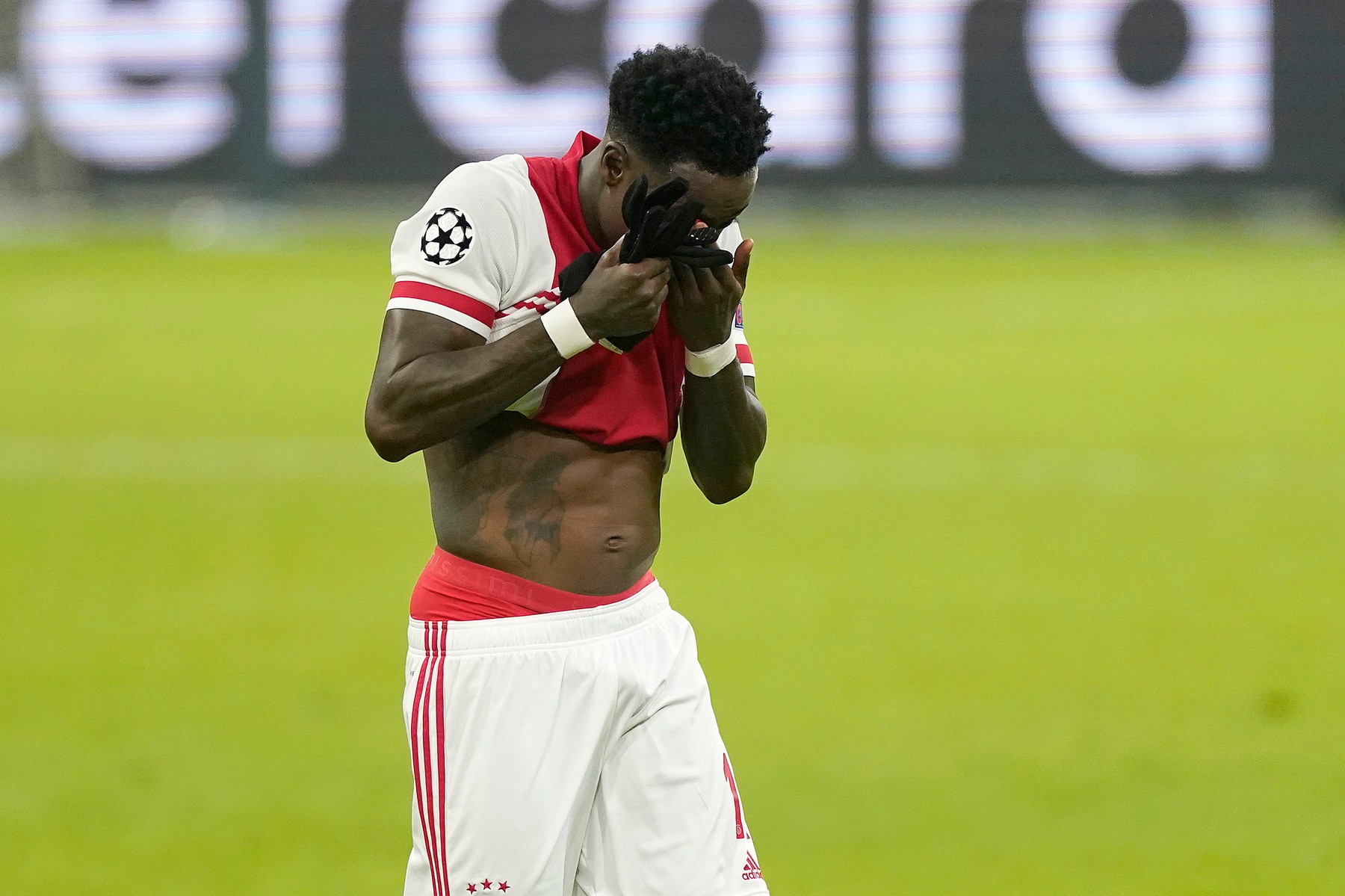 Un fotbalist de la Ajax a fost arestat după ce şi-ar fi înjunghiat un membru al familiei. Riscă patru ani de închisoare