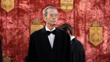 Pe 30 decembrie 1947, comuniștii l-au forțat pe Regele Mihai să abdice. I s-a spus că vor muri 1000 de studenți dacă va refuza