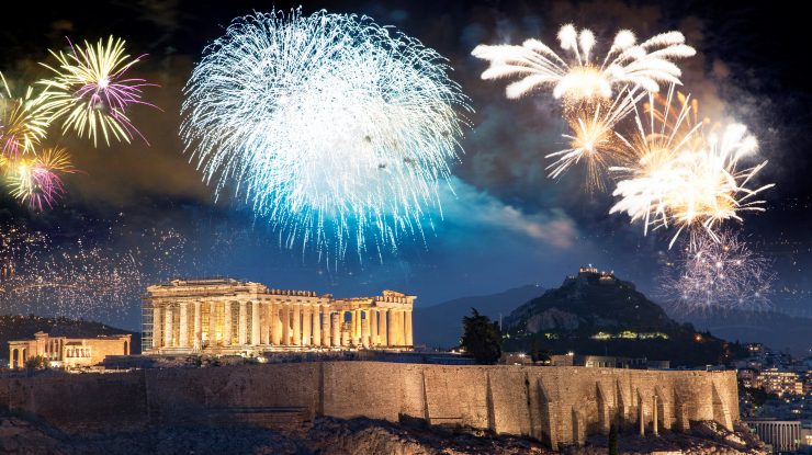 Sărutul de la miezul nopții și alte obiceiuri de Revelion despre care nu știai