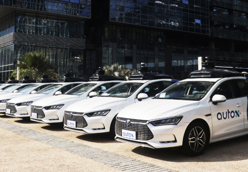 Mai multe taxiuri fără șofer sunt testate pe străzile din China. Când vor fi disponibile publicului larg