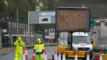 O asociație s-a mobilizat pentru a ajuta sutele de români blocați la graniţa dintre Marea Britanie şi Franţa