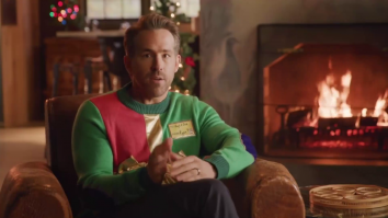 Cum îi ajută Ryan Reynolds de acasă pe copiii bolnavi, cu ajutorul puloverului său de Crăciun