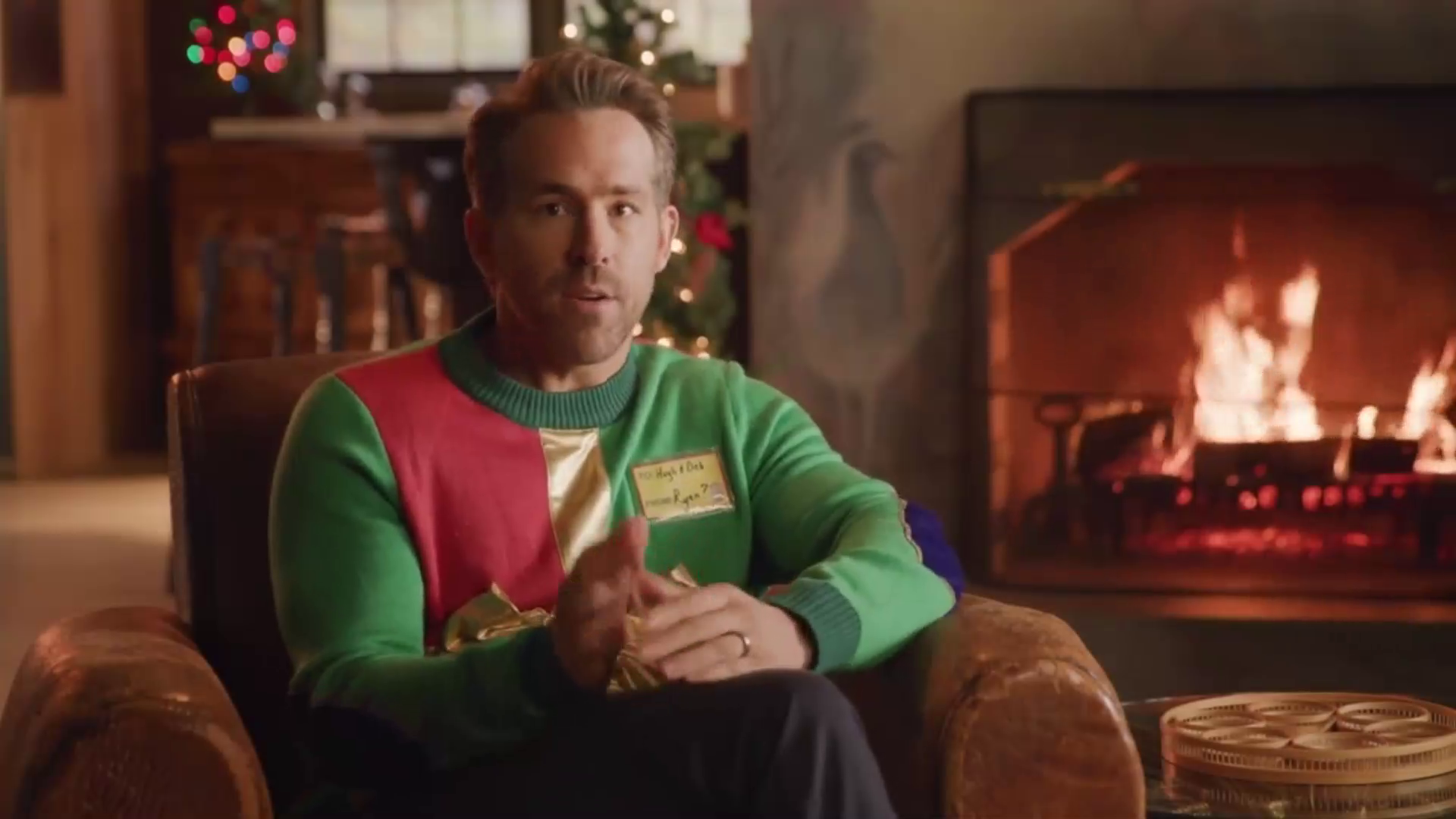 Cum îi ajută Ryan Reynolds de acasă pe copiii bolnavi, cu ajutorul puloverului său de Crăciun