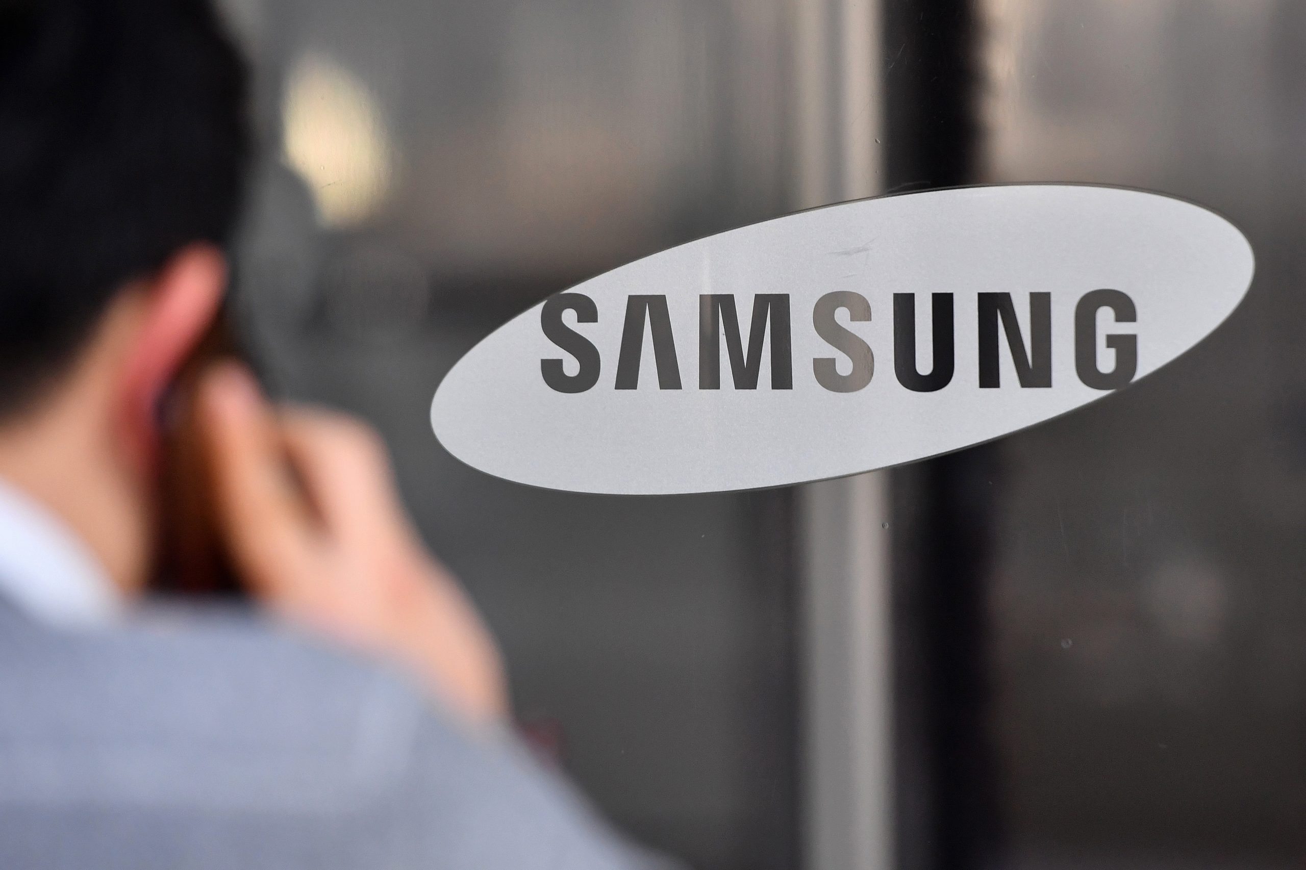 Samsung începe o colaborare cu IBM. Vor combina realitatea augmentată și învățarea automată cu rețelele private 5G