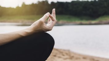 Nevoile emoționale primează în pandemie: trei sferturi din români vor să își reorganizeze viața