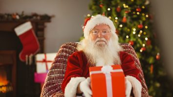 OMS l-a declarat pe Moș Crăciun imun la Covid-19. Poate aduce cadouri liniștit