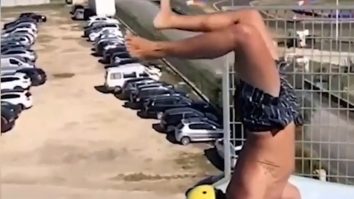 Săritura spectaculoasă în apă a unui spaniol pasionat de surfing. Cascadoria îmbină gimnastica și saltul în bazin