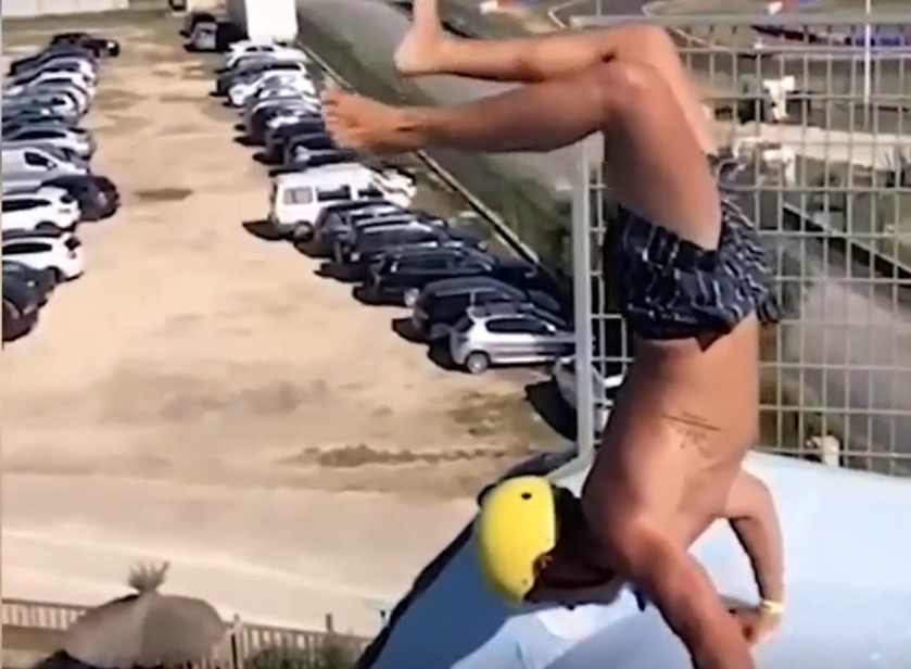 Săritura spectaculoasă în apă a unui spaniol pasionat de surfing. Cascadoria îmbină gimnastica și saltul în bazin