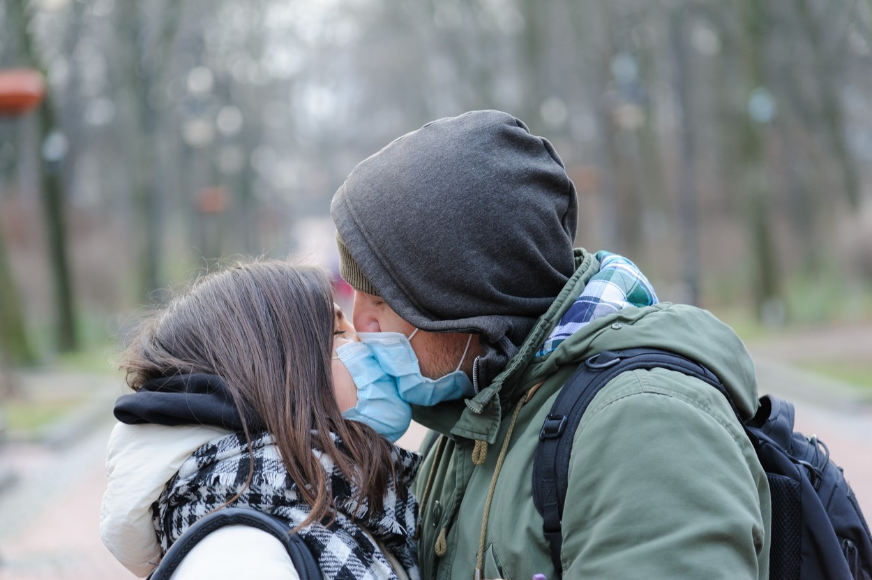 Sărutul, interzis de Revelion în Marea Britanie. Unde este permis