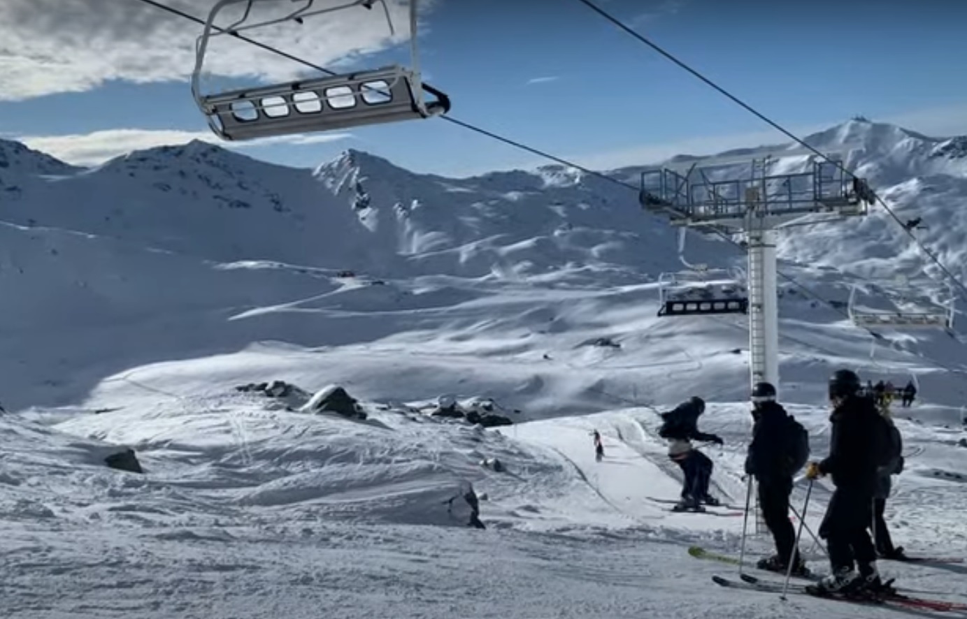 Stațiunile de schi din Franța dau în judecată Guvernul. Funcționarea instalațiilor de transport pe cablu, interzisă în perioada sărbătorilor