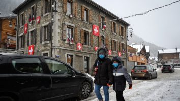 Numărul de cazuri noi de Covid-19 este în scădere. OMS dă liber la schi și sporturi de iarnă