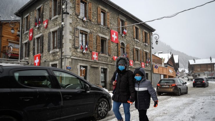 Numărul de cazuri noi de Covid-19 este în scădere. OMS dă liber la schi și sporturi de iarnă