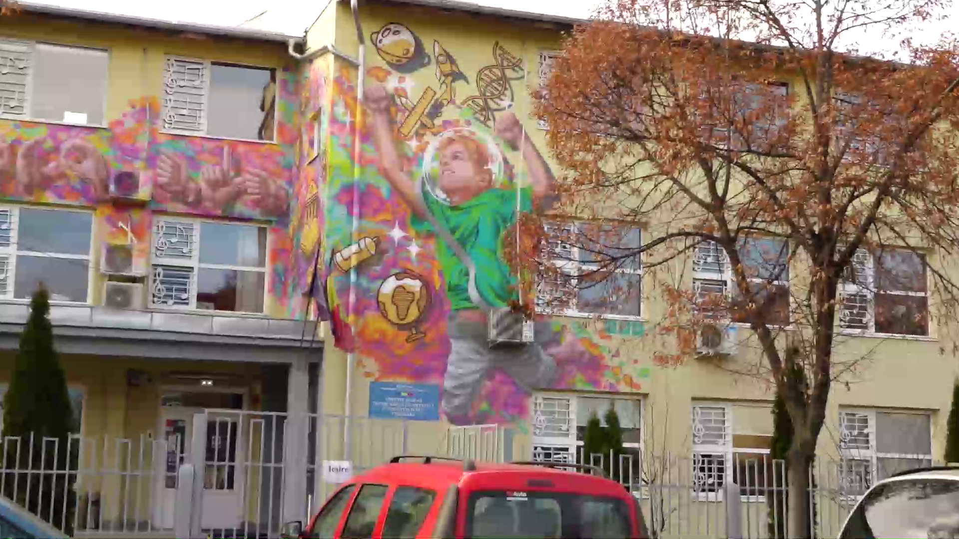 Cum a devenit mai primitoare o școală pentru copiii cu deficiențe de auz