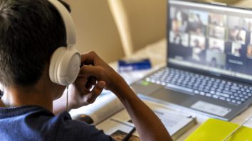 Prea mult online duce la demotivare totală. Prin ce trece un elev de 13 ani în această perioadă