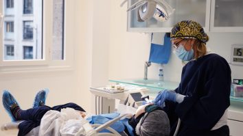 Căderea dinților, o altă posibilă sechelă neobișnuită a Covid-19. Explicațiile științifice