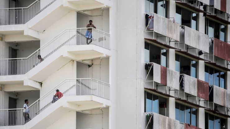Căminele de muncitori din Singapore sunt focare de COVID. Jumătate din rezidenți s-au îmbolnăvit